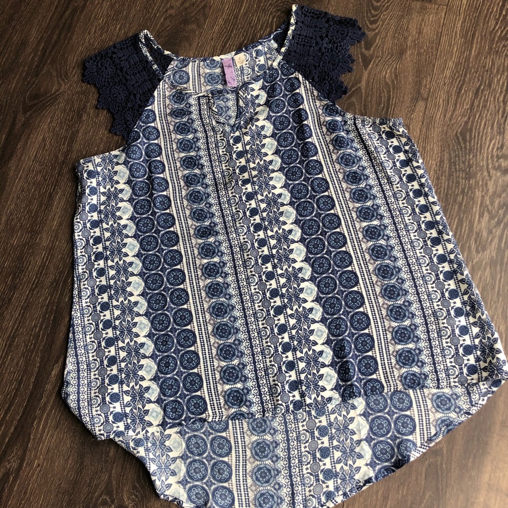 Alya lace sleeveless top